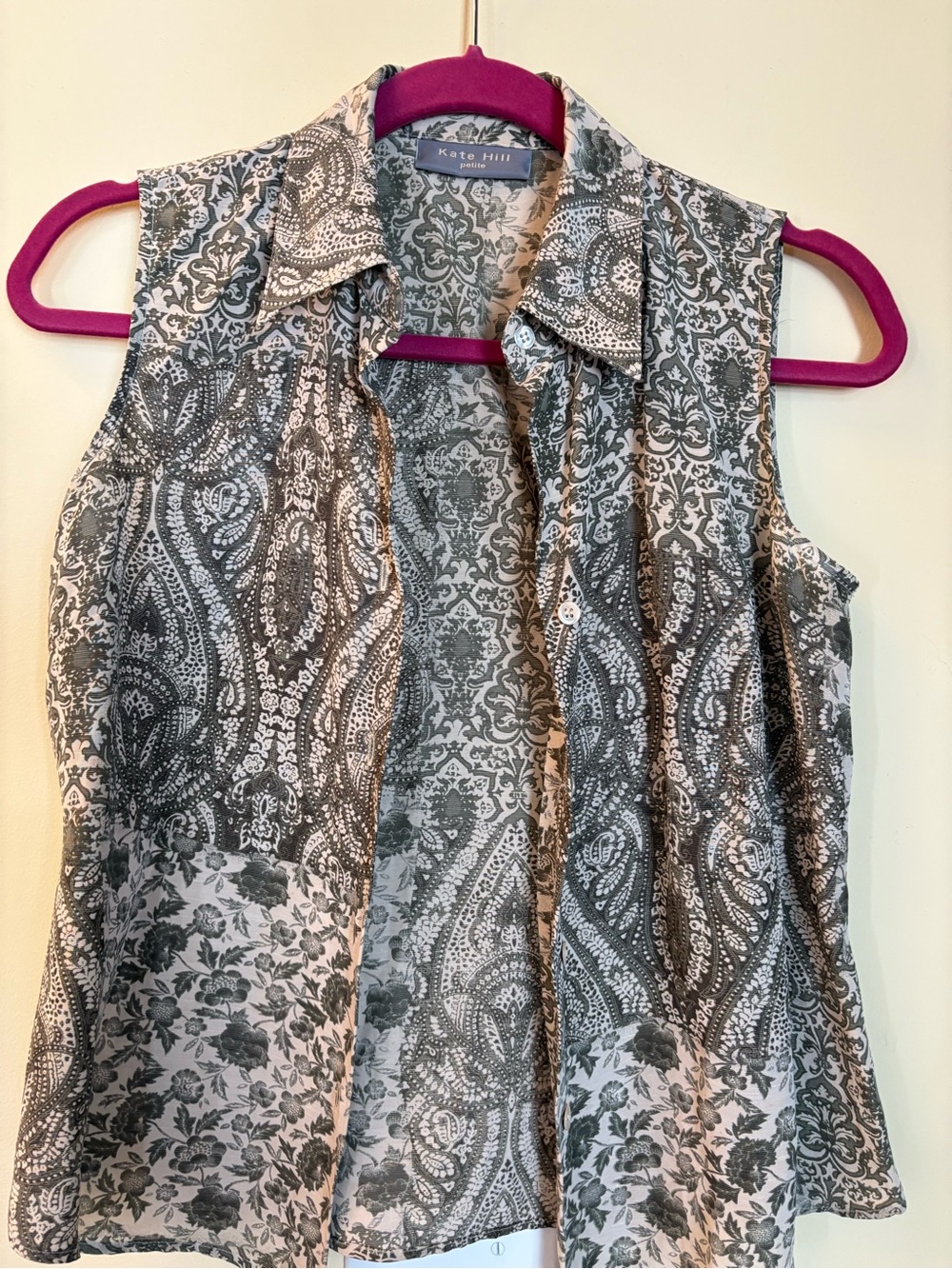 Kate Hill Gray and White Sleeveless Paisley Floral Button-Front Tank